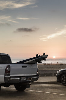 Surfbretter auf der Ladefläche eines am Strand geparkten Lastwagens bei Sonnenuntergang, Newport Beach, Kalifornien, USA - FSIF03782