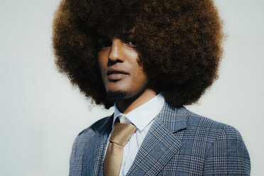 Porträt selbstbewusster gut gekleideter junger Mann mit Afro - FSIF03869