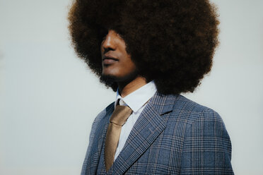 Porträt seriöser gut gekleideter junger Mann mit Afro - FSIF03870