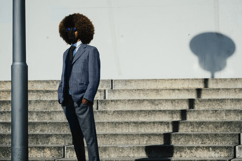 Porträt cooler, gut gekleideter junger Mann mit Afro bei Urban Steps - FSIF03871