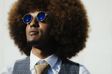 Porträt selbstbewusster, cooler, gut gekleideter junger Mann mit Afro, der wegschaut - FSIF03895