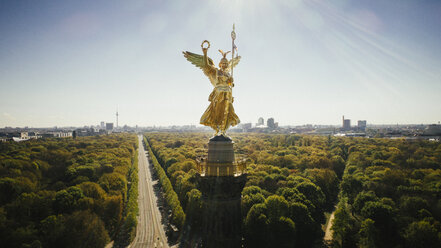 Drohnenansicht Siegessäule und sonniger Tiergartenpark, Berlin, Deutschland - FSIF03905