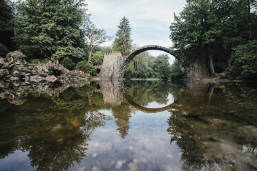 Beschauliche Rakotzbrücke Teufelsbrücke, Rakotzbrücke, Brandenburg, Deutschland - FSIF03916