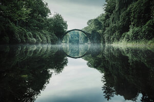 Beschauliche Rakotzbrücke Teufelsbrücke, Rakotzbrücke, Brandenburg, Deutschland - FSIF03917