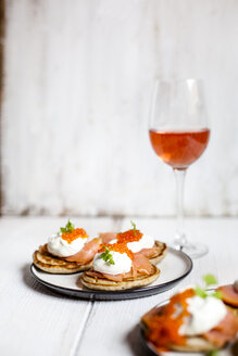 Blini nach russischer Art mit Lachs, saurer Sahne und Forellenrogen - SBDF03915