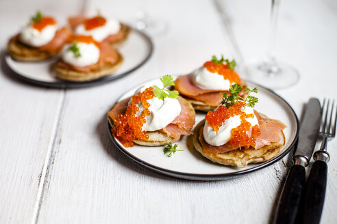 Blini nach russischer Art mit Lachs, saurer Sahne und Forellenrogen - SBDF03916