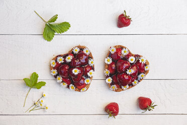 Hausgemachte Erdbeer-Herzkuchen mit Gänseblümchen, essbare Blumen - GWF06022