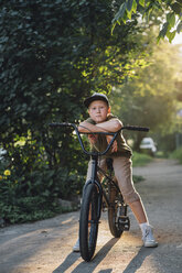 Porträt eines Jungen mit BMX-Fahrrad auf der Straße - VPIF01199