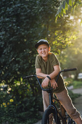 Porträt eines lächelnden Jungen mit BMX-Fahrrad - VPIF01201