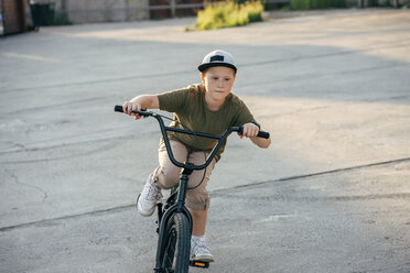 Junge fährt bmx Fahrrad - VPIF01208