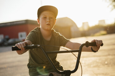 Porträt eines ernsthaften Jungen mit BMX-Fahrrad - VPIF01210