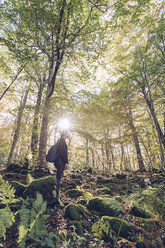 Spanien, Navarra, Wald von Irati, junge Frau steht im üppigen Wald - RSGF00134