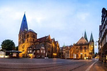 Deutschland, Bremen, Frauenkirche und Rathaus - PUF01385