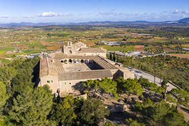 Spanien, Mallorca, Luftaufnahme über Santuari de Monti Sion - AMF06887