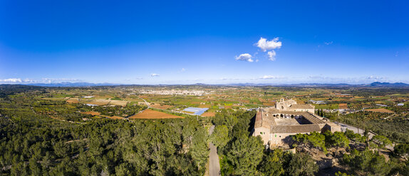 Spanien, Mallorca, Luftaufnahme über Santuari de Monti Sion - AMF06888