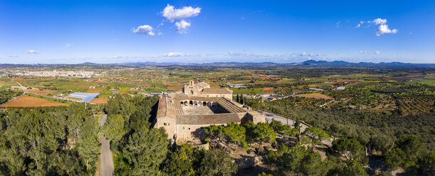 Spanien, Mallorca, Luftaufnahme über Santuari de Monti Sion - AMF06889