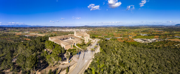 Spanien, Mallorca, Luftaufnahme über Santuari de Monti Sion - AMF06890