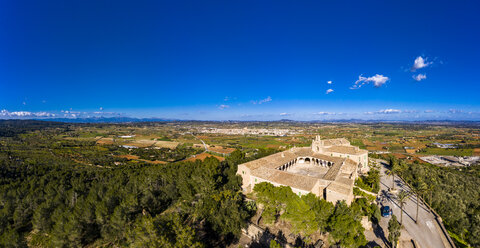 Spanien, Mallorca, Luftaufnahme über Santuari de Monti Sion - AMF06891