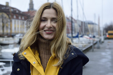 Dänemark, Kopenhagen, Porträt einer glücklichen Frau am Stadthafen - ECPF00655