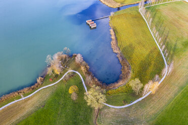 Deutschland, Bayern, bei Schlehdorf, Bucht mit Bootshäusern am Kochelsee, Luftaufnahme - SIEF08484