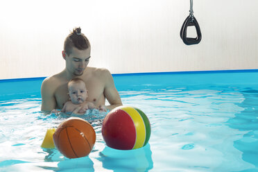 Babyschwimmen, Vater und Sohn im Schwimmbad - VGF00251