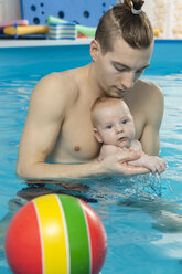 Babyschwimmen, Vater und Sohn im Schwimmbad - VGF00256