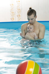 Babyschwimmen, Vater und Sohn im Schwimmbad - VGF00257