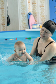 Babyschwimmen, Mutter mit Tochter im Schwimmbad - VGF00259