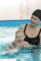 Babyschwimmen, Mutter mit Tochter im Schwimmbad - VGF00260