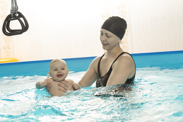 Babyschwimmen, Mutter mit Tochter im Schwimmbad - VGF00261