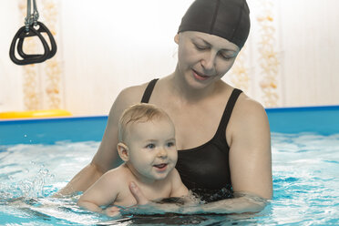 Babyschwimmen, Mutter mit Tochter im Schwimmbad - VGF00262