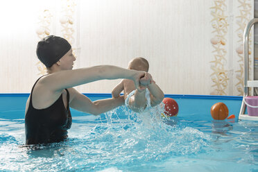 Babyschwimmen, Mutter mit Tochter im Schwimmbad - VGF00265