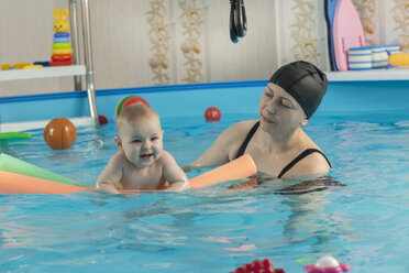 Babyschwimmen, Mutter mit Tochter im Schwimmbad - VGF00267