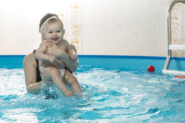 Babyschwimmen, Mutter mit Tochter im Schwimmbad - VGF00274