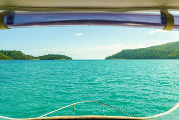 Australia, Queensland, Whitsunday Islands, landscape seen through boat window - KIJF02474