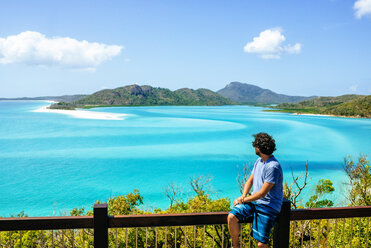 Australien, Queensland, Pfingstsonntag-Insel, Mann schaut auf Whitehaven Beach - KIJF02478