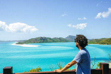 Australien, Queensland, Pfingstsonntag-Insel, Mann schaut auf Whitehaven Beach - KIJF02479