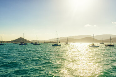 Australien, Queensland, Airlie Beach, Landschaft mit Booten bei Sonnenuntergang - KIJF02489