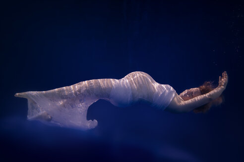 Schwangere Frau im weißen Kleid unter Wasser - STBF00276