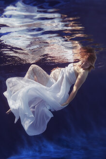 Schwangere Frau im weißen Kleid unter Wasser - STBF00278