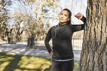 Porträt einer jungen Frau im Park nach einem Fitnesstraining - WPEF01429