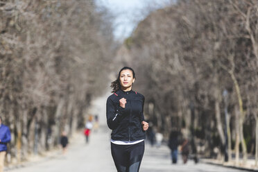 Junge Frau joggt im Park - WPEF01434