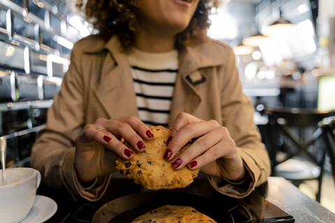Nahaufnahme einer Frau, die in einem Cafe Kuchen isst, lizenzfreies Stockfoto