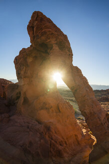 USA, Nevada, Redrock sandstone arch at sunrise in the Valley of Fire State Park - RUNF01648