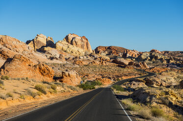 USA, Nevada, Valley of Fire State Park, Leere Straße - RUNF01650