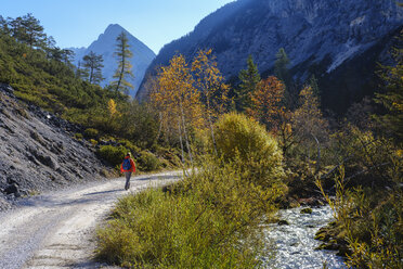 Österreich, Tirol, Karwendelgebirge, Hinterautal, Frau wandert entlang der Isar - SIEF08489