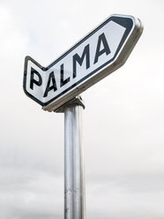 Spanien, Mallorca, Palma, gebogener Wegweiser - JMF00439