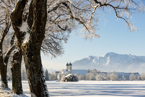 Deutschland, Oberbayern, Tölzer Land, Abtei Benediktbeuern im Winter, lizenzfreies Stockfoto