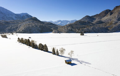 Deutschland, Oberbayern, Werdenfelser Land, bei Eschenlohe, Winterlandschaft, Luftaufnahme einer Hütte - LHF00628