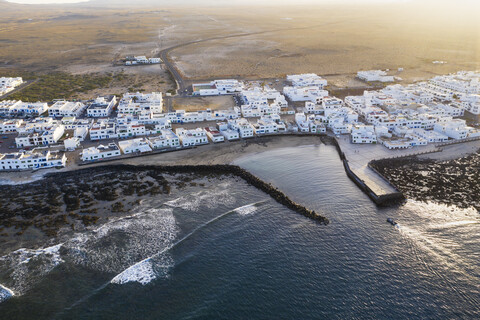 Spanien, Kanarische Inseln, Lanzarote, Caleta de Famara, Luftaufnahme, lizenzfreies Stockfoto
